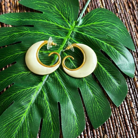 BOGO FREE MONET ENAMEL EARRINGS SWIRLS CREAM - Picture 2 of 6